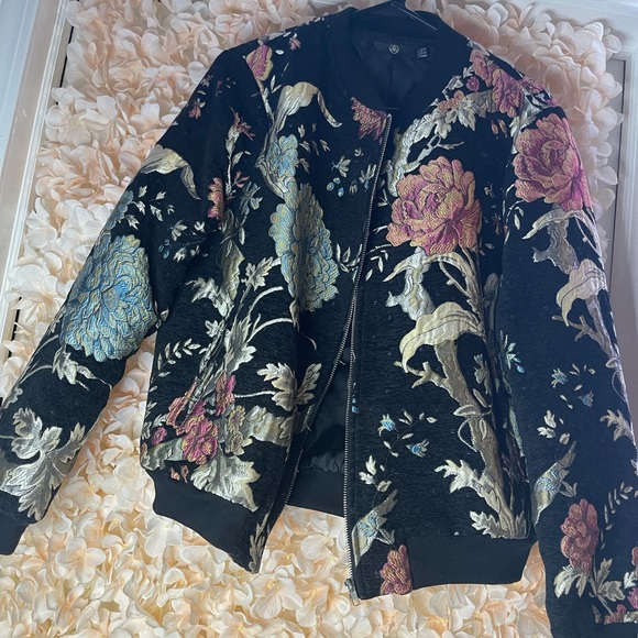 ANOTHER ONE !! **🤩🤩 ELLI WHITE BOMBER , black sick embroidered floral design - Picture 2 of 2